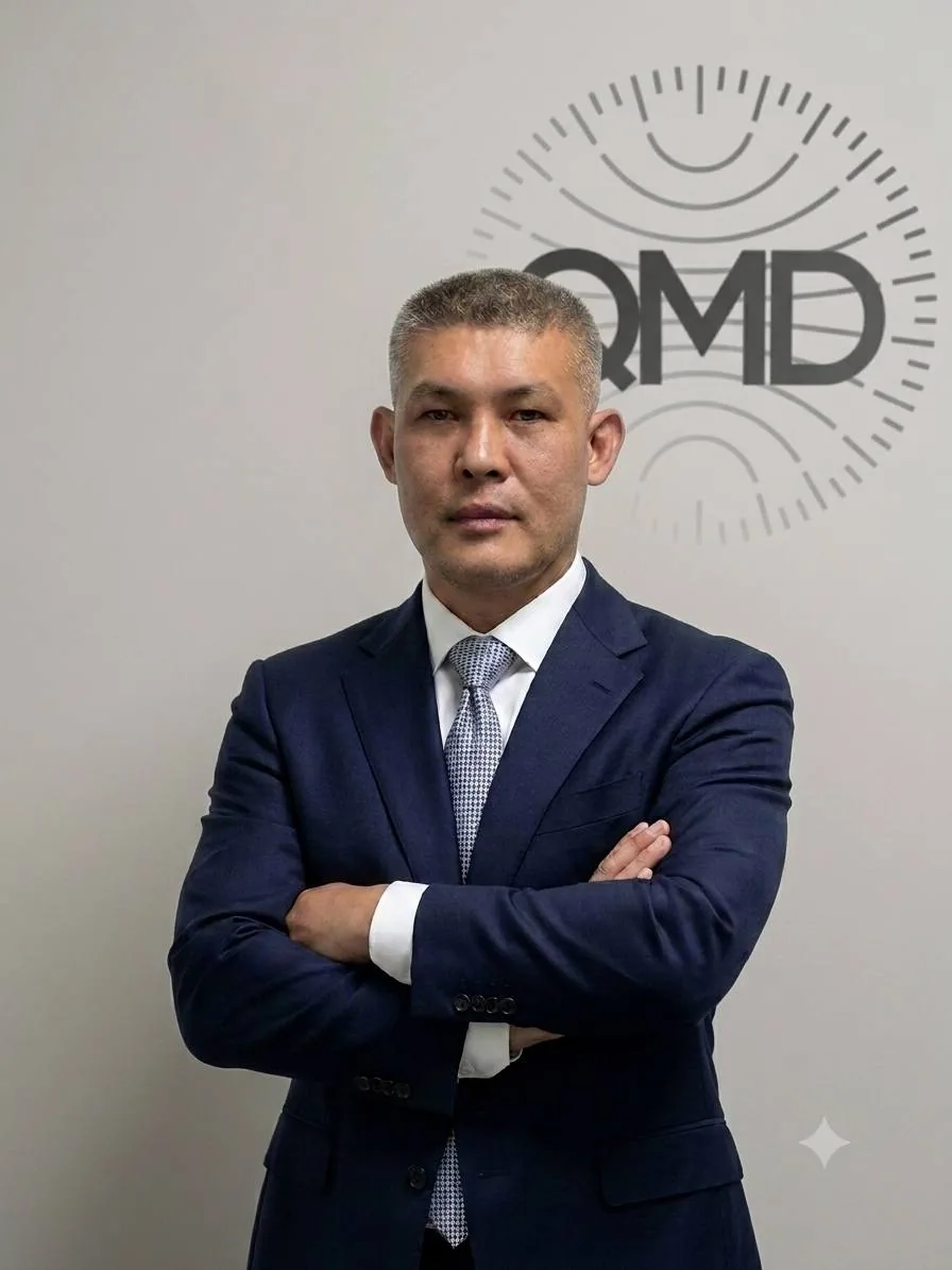Фархат Ислямов, заведующий лабораторией QMD, портрет на фоне знака лаборатории